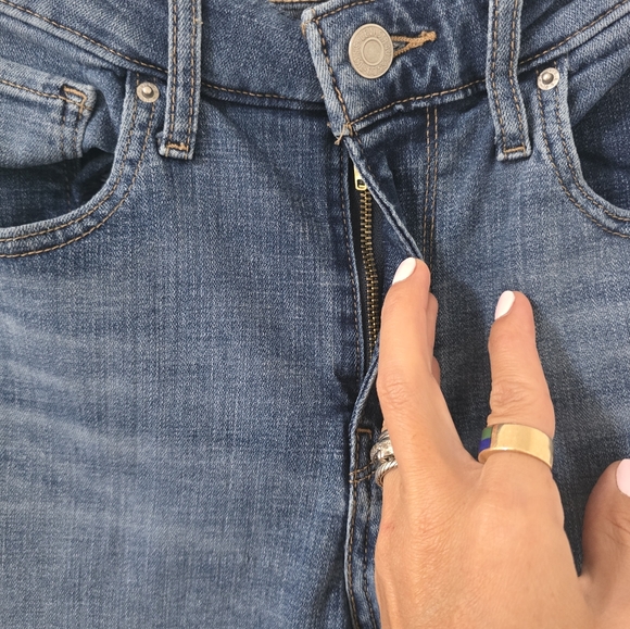 Levi's High Rise Bootcut Jeans In Medium Wash Size 26 - Picture 4 of 6